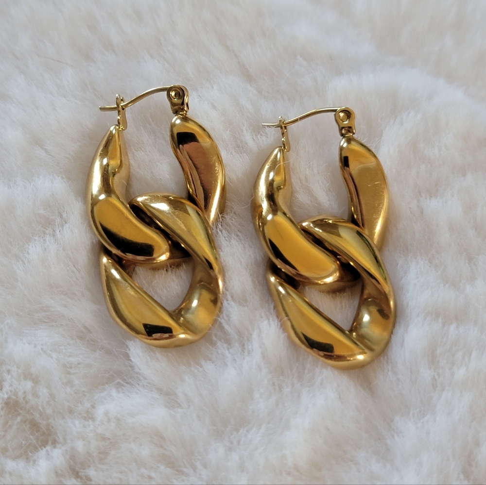 GOLD Necklace & Earrings - Picture 5 of 5